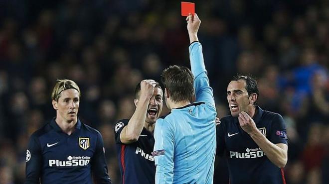 Imagen del momento de Felix Brych expulsando a Torres en el Camp Nou.