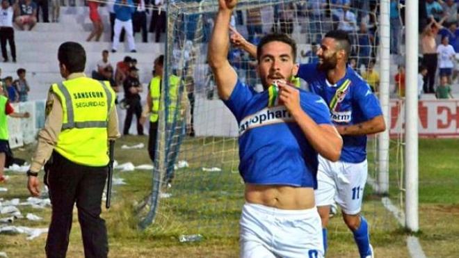 Fran celebra un gol con el Linares.