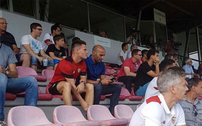 Gameiro, junto a Monchi, en la grada siguiendo el partido.