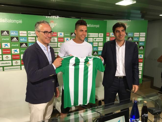 Jonas Martin posa con la camiseta del Betis entre Haro y Torrecilla.