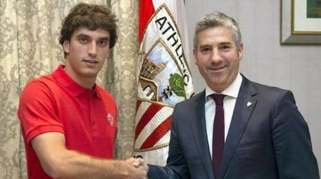 Lekue y Urrutia estrechan la mano tras la renovación.