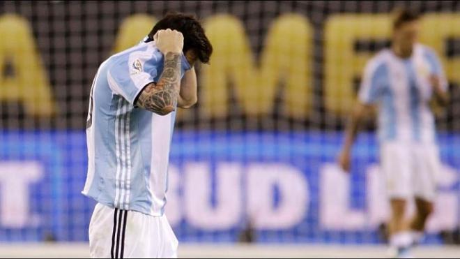 El delantero argentino, desolado tras una nueva derrota en la final de la Copa América.