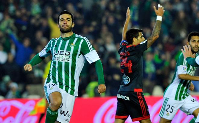 Molina celebra un gol con la camieta del Betis.