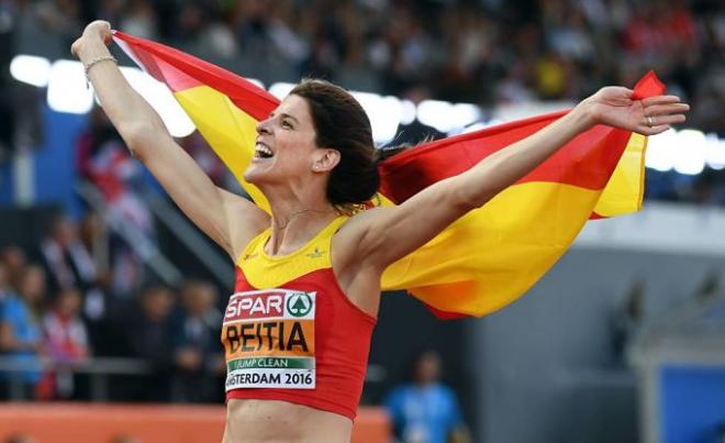 Ruth Beitia celebra su último oro en un campeonato de Europa.