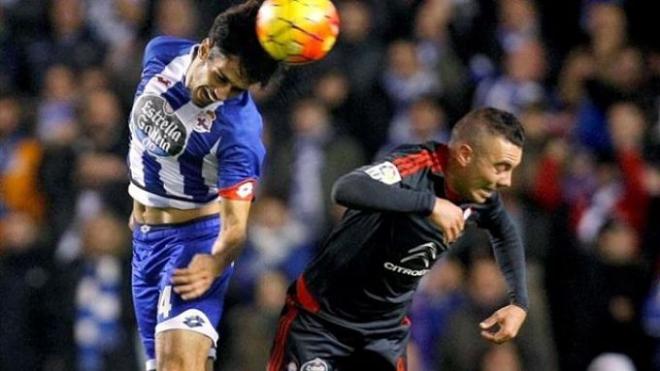 Arribas y Aspas disputan un balón en el derbi de la pasada temporada.