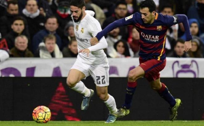 Isco y Busquets pelean por un balón en el Santiago Bernabéu.