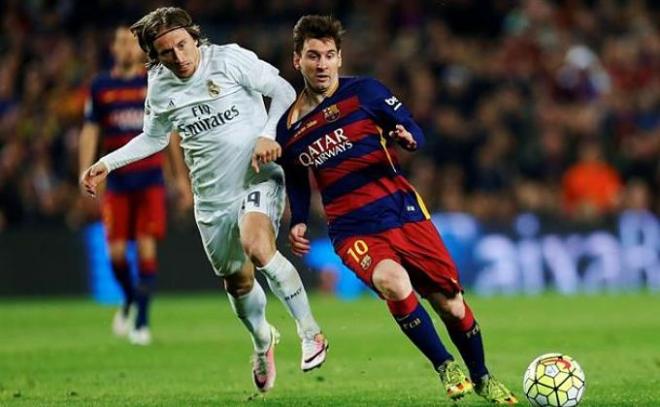 Modric y Messi pugnan por el balón en un Barça-Madrid.