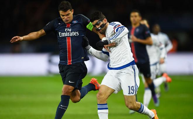 Thiago Silva y Diego Costa luchan por el balón en el pasado PSG-Chelsea.