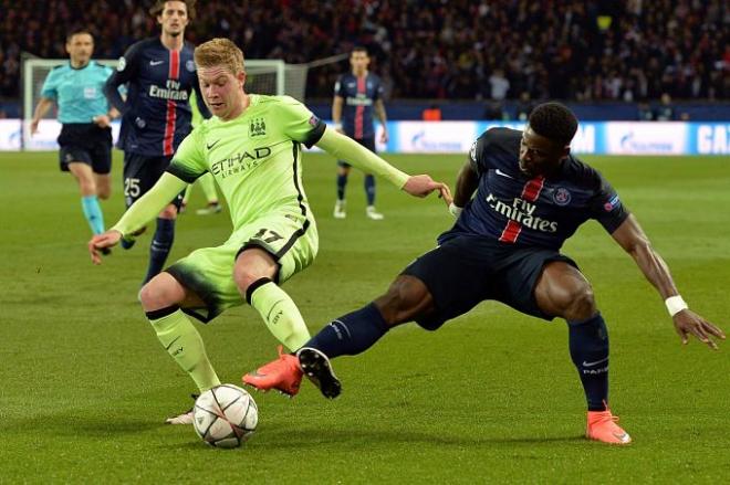 De Bruyne y Aurier pelean el esférico