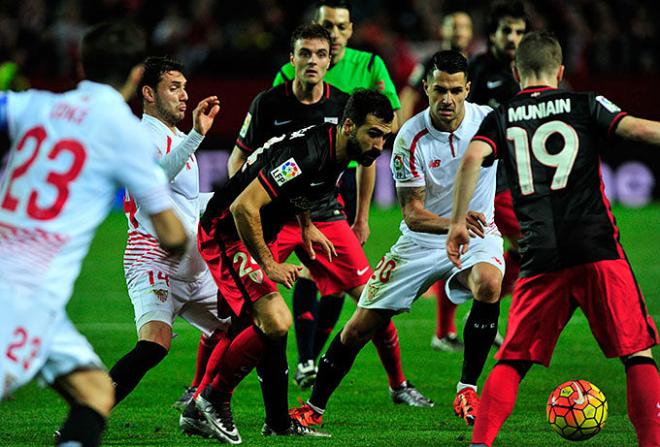 Jugadores de Sevilla y Athletic durante un partido