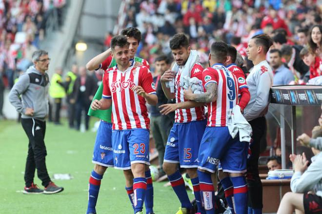 El banquillo del Sporting, eufórico tras los tantos locales.