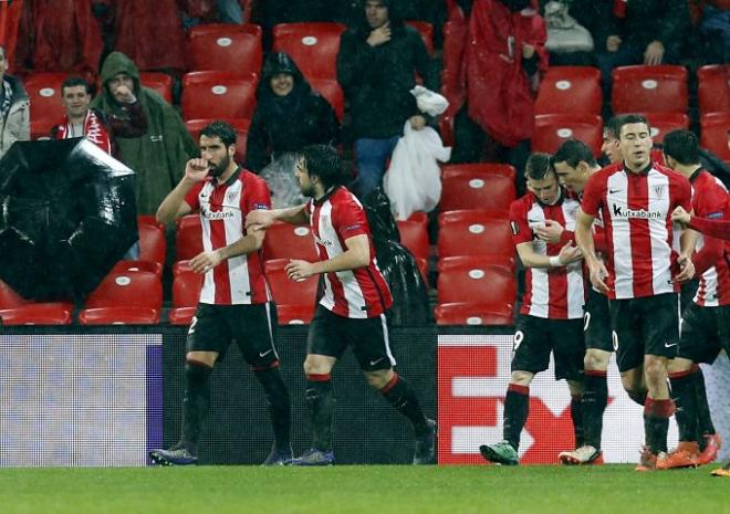 Los jugadores del Athletic celebran el tanto de Raúl García al Valencia.