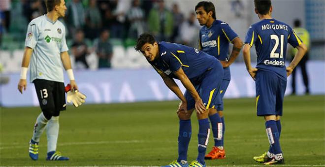 Los jugadores del Getafe, desolados tras el choque.