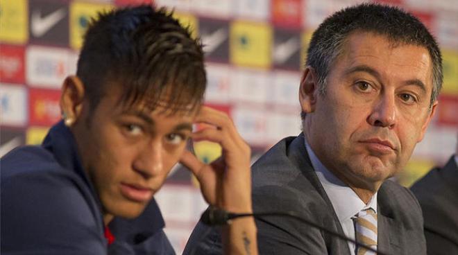 Bartomeu y Neymar, en sala de prensa.