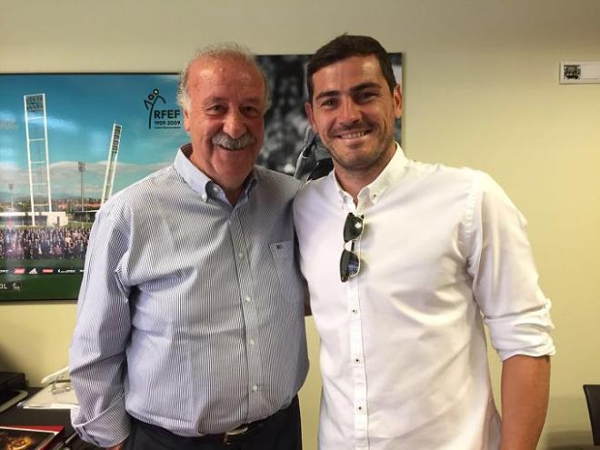 Del Bosque posa junto a Casillas.