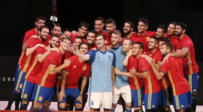Imagen de los jugadores de la selección española posando.