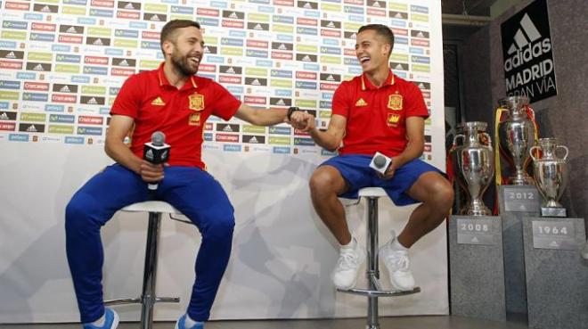 Lucas Vázquez y Jordi Alba, con buen ambiente en la comparecencia ante los medios.