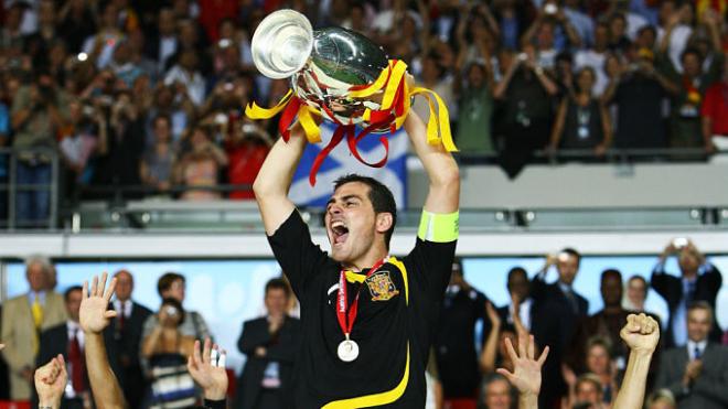 Iker Casillas levanta el título de campeones