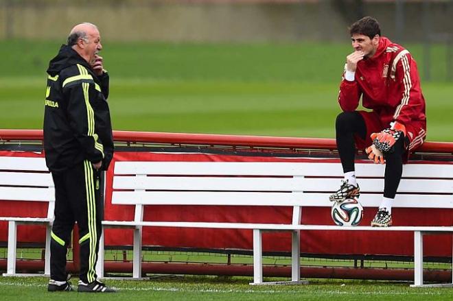 Del Bosque y Casillas conversan durante una convocatoria de España.