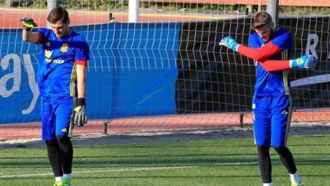 Casillas y De Gea durante un entrenamiento con la selección.