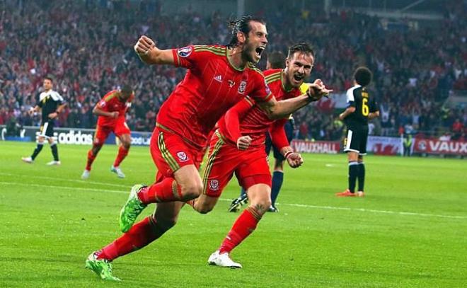 Bale, durante un partido con Gales
