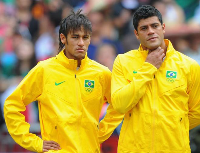 Neymar y Hulk, antes de recibir la medalla de plata en Londres 2012.