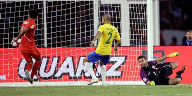 Imagen del gol de Perú en la eliminación de Brasil.