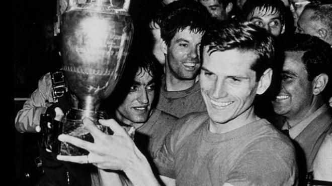 Giacinto Facchetti posa con el título