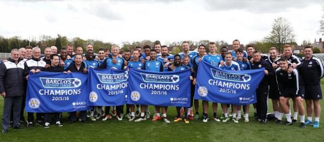Los jugadores del Leicester celebran la Premier League ganada.