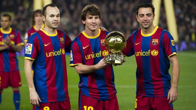 Messi, Xavi e Iniesta posan con el Balón de Oro en el Camp Nou.