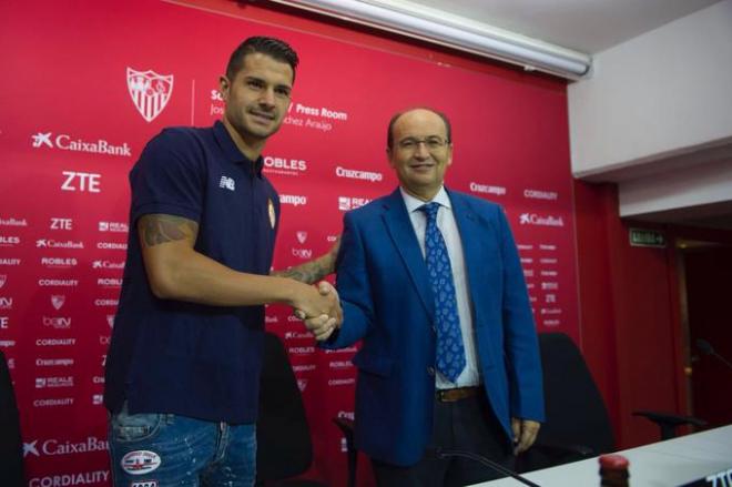 Vitolo, junto a José Castro en su última renovación con el Sevilla.