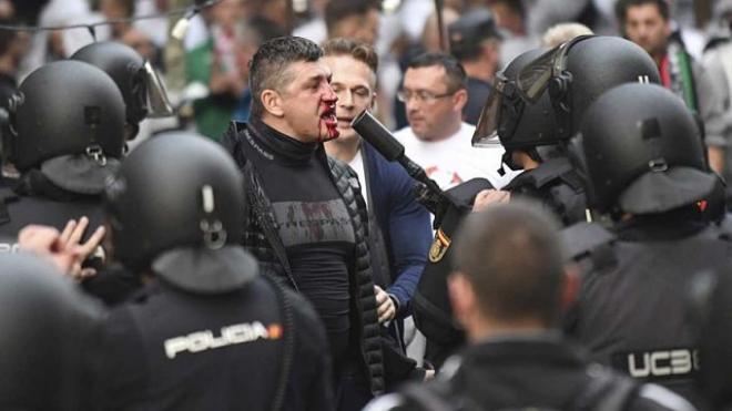 Un ultra polaco se encara con miembros de la Policía Nacional.