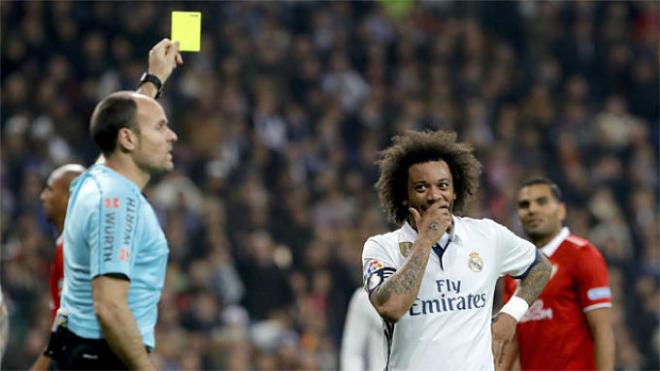 Mateu Lahoz le muestra una amarilla a Marcelo.