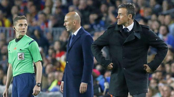 Zidane y Luis Enrique, durante un Clásico en el Camp Nou.