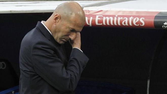 Zidane, pensativo durante el Clásico.