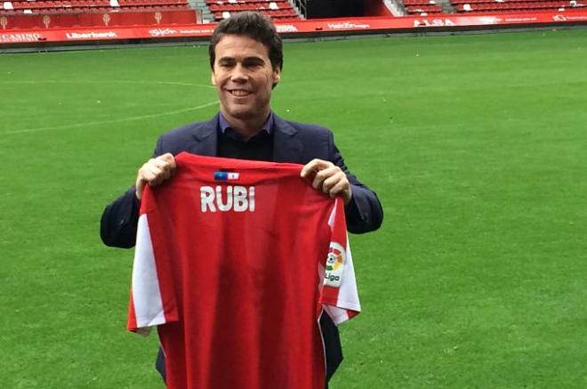 Rubi posa con la camiseta del Sporting.