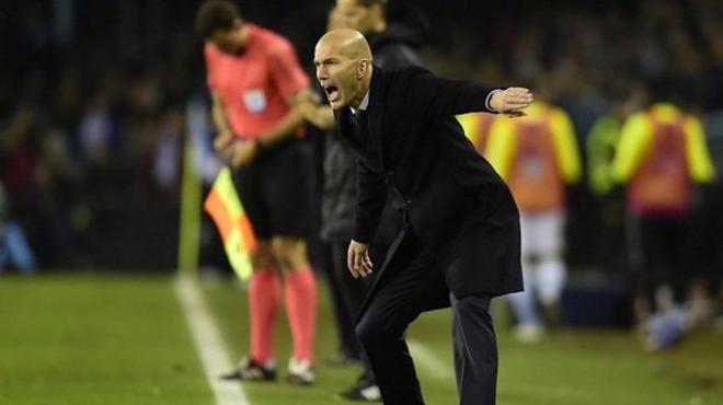 Zidane, dirigiendo al Real Madrid desde la banda.