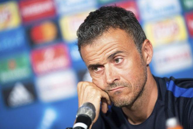 Luis Enrique escuchando durante una rueda de prensa.