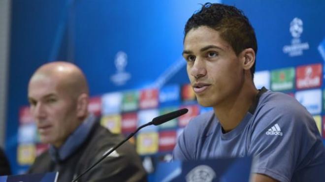 Varane, junto a Zidane en la rueda de prensa.