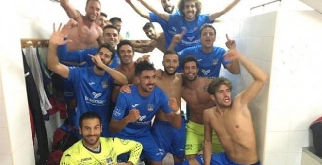 Los jugadores del Formentera, celebrando el pase.