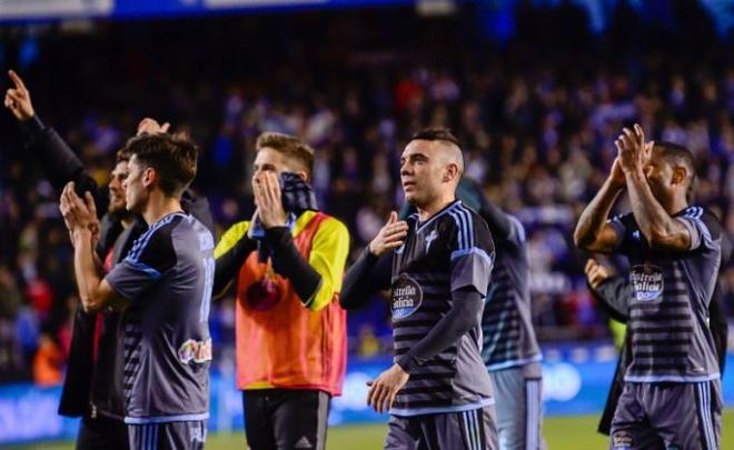 Los futbolistas del Celta saludan a su afición tras la victoria en el derbi.