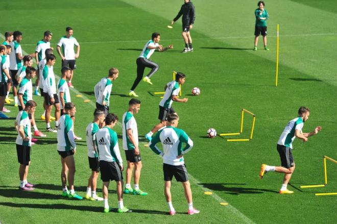 La plantilla del Betis durante un entrenamiento