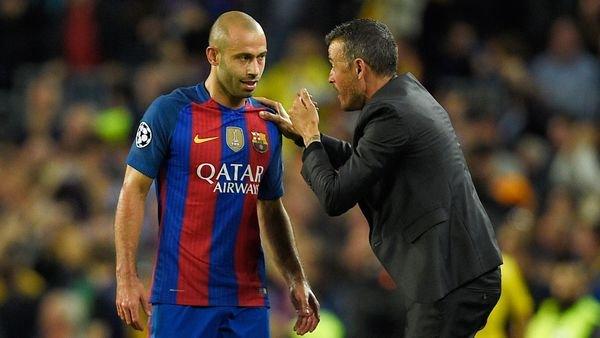 Luis Enrique hablando con Mascherano durante un partido de Champions League.