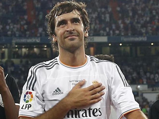 Raúl, durante su homenaje en el Bernabéu.