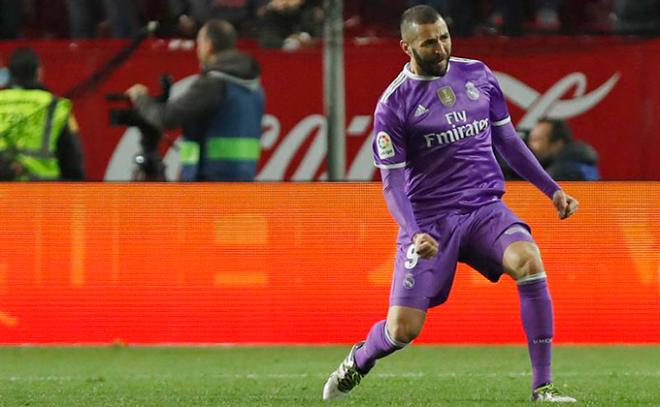 Benzema celebra un gol con la camiseta del Real Madrid.