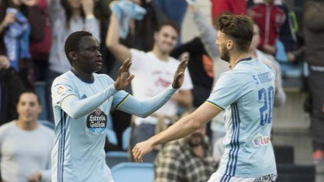 Pione listo y S. Gómez celebran un gol ante Osasuna.