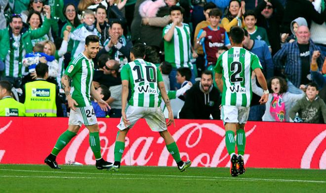 Ceballos y Rubén Castro celebran el primer gol verdiblanco.