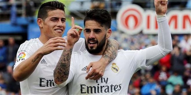 James e Isco celebran un gol con el Real Madrid.