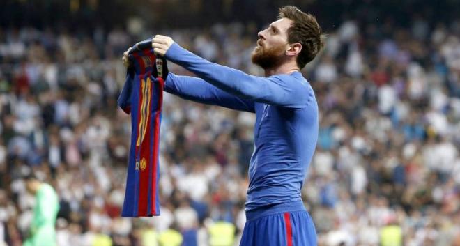 Messi enseña su camiseta a la grada del Bernabéu.