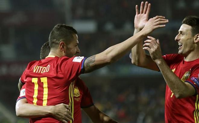 Aduriz y Vitolo celebran un gol del canario con la selección.